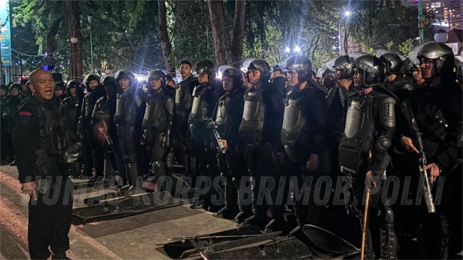 Pasukan Brimob saat menjaga demo di Medan. (Instagram @humaskorpsbrimob)